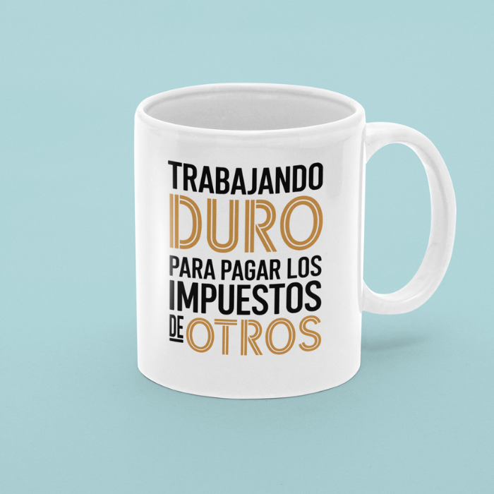 Taza "Trabajo duro para pagar los impuestos de otros"